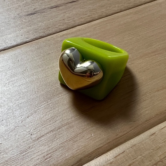 Resin Ring with gold toned heart, Size 9.5 - Picture 3 of 4